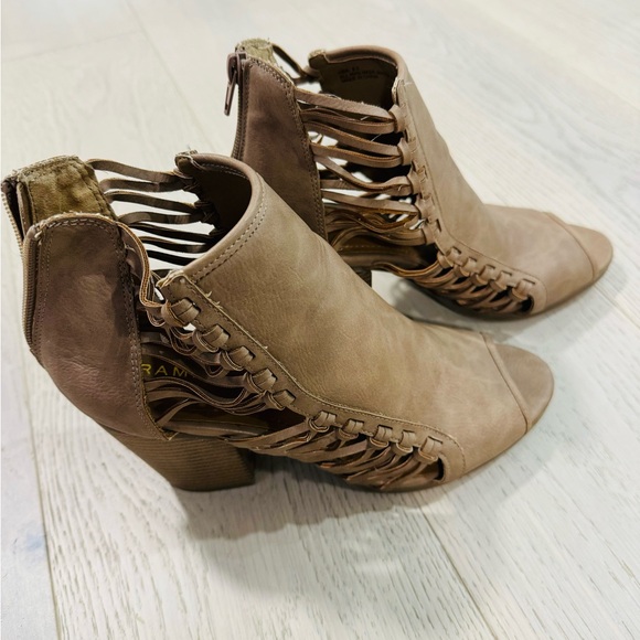 Beautiful leather shoes - Picture 2 of 2